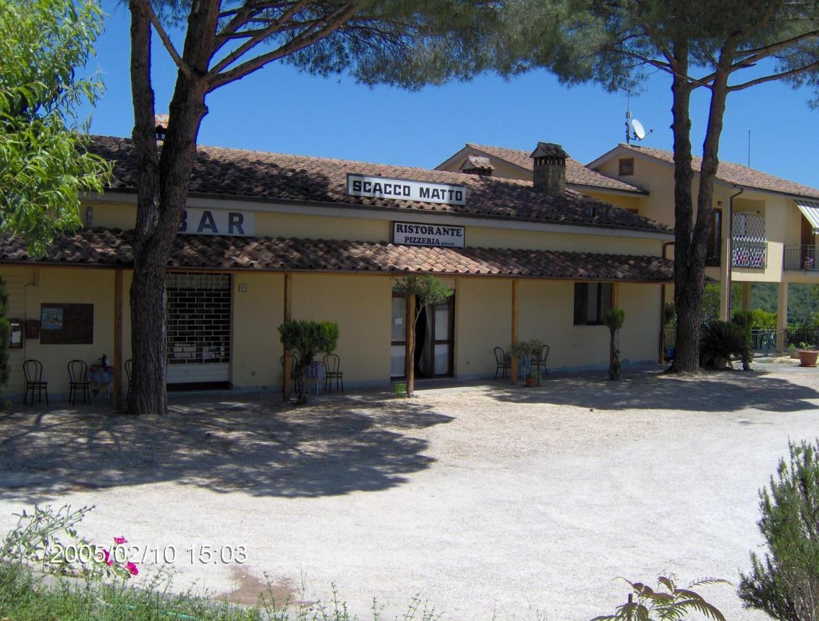 Scacco Matto Hotel Baschi Exterior foto